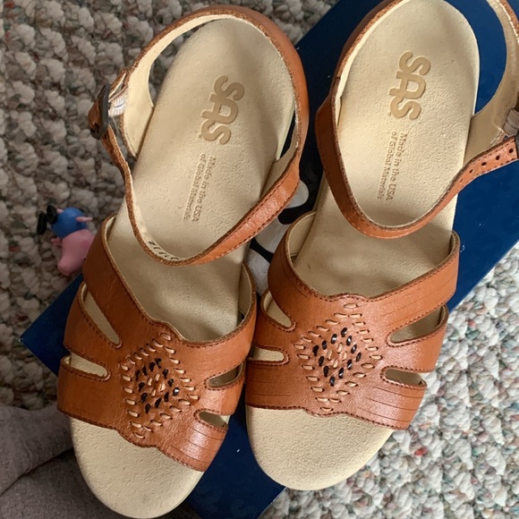 NEW and so comfortable! SIZE 7.5 SAS Sandal - Picture 3 of 5